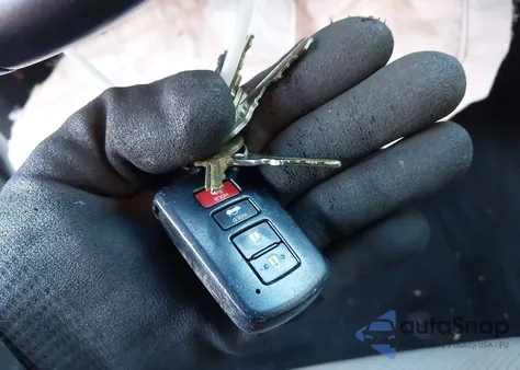 2016 Toyota Avalon Limited z USA, uszkodzony, nr VIN 4T1BK1EB7GU237733